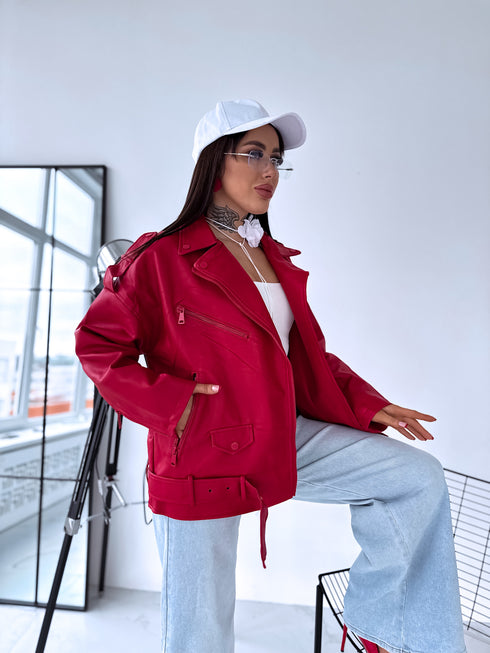Oversize, odos imitacijos striukė su diržu PU28 - raudona